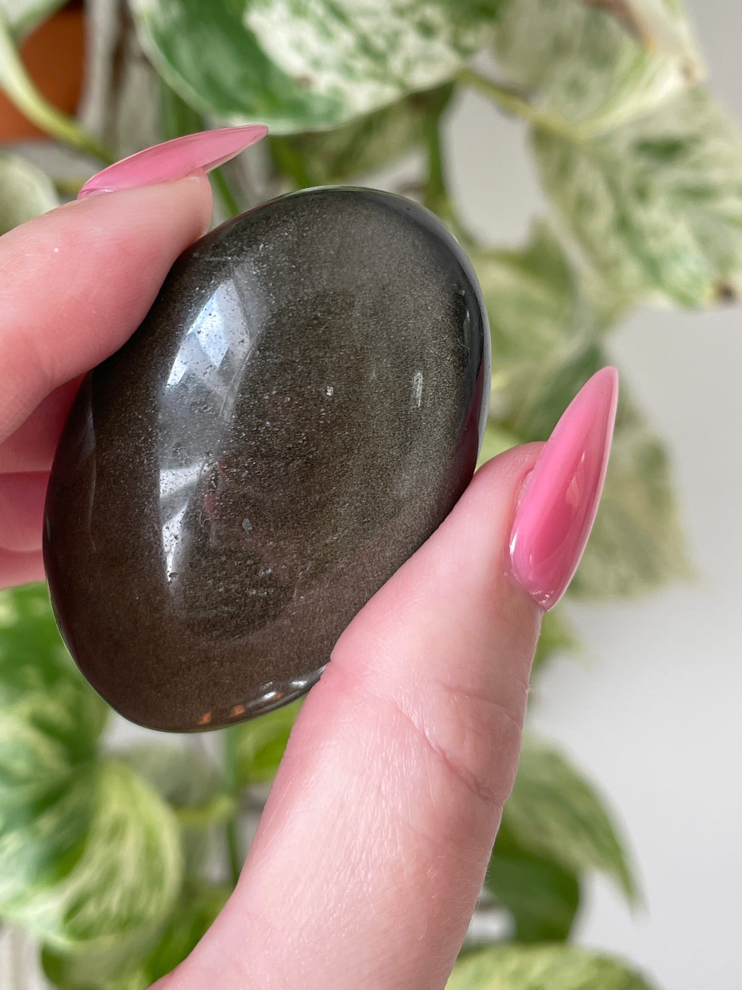 Spiritual Practice Stone Gold Sheen Obsidian Palm Stone Natural Volcanic Glass Perfect Size Meditation Aid Energy Work Tool Sacred Space Essential Daily Ritual Guide Crystal Healing Support Manifestation Aid Personal Growth Companion