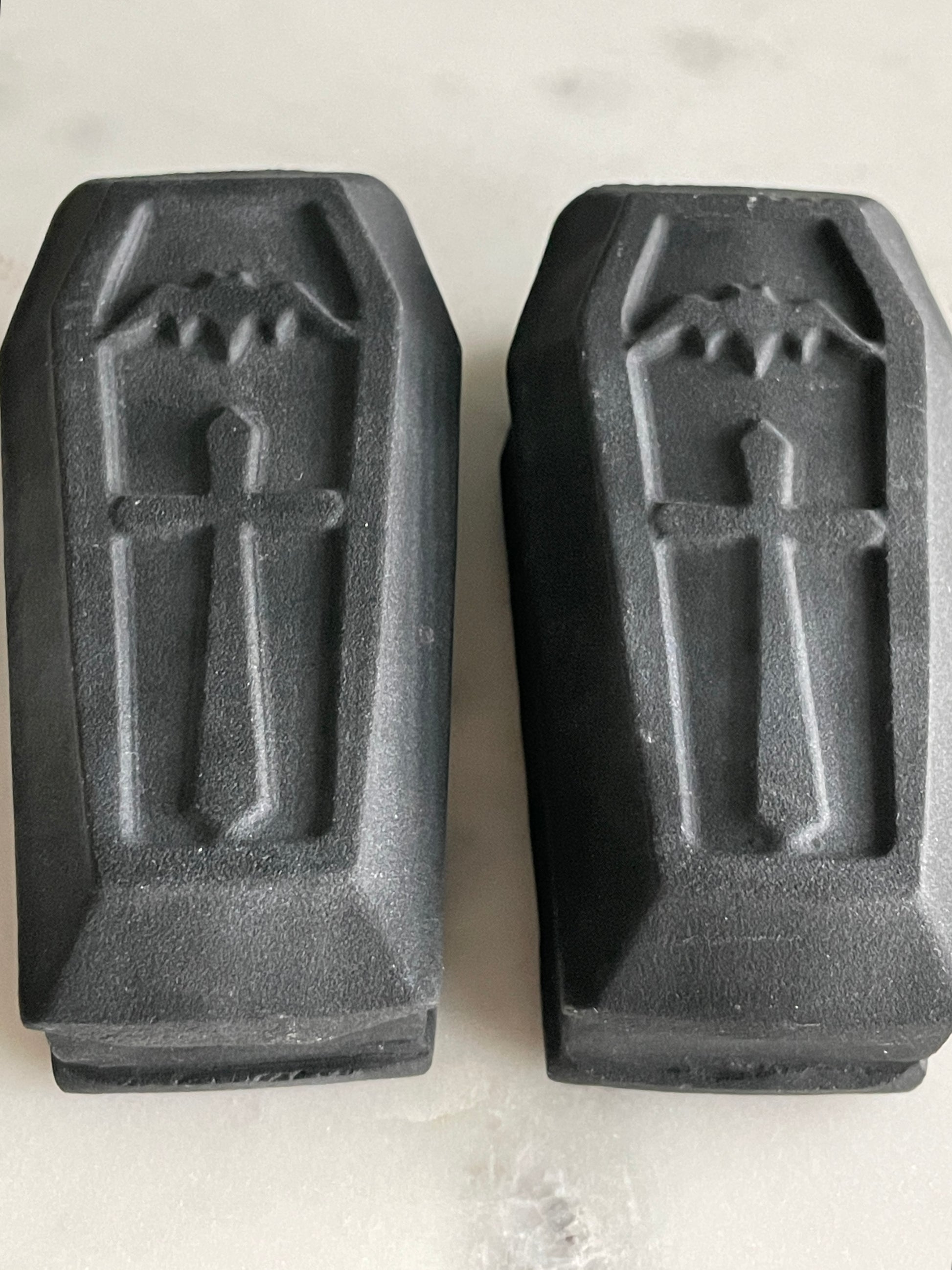 3 inch crystal coffin carving matte black obsidian crystal display natural halloween decor spooky season bat gift for witch altar piece dia de los muertos ofrenda black coffin crystal carving day of the dead decor vampire coffin figurine sarcophagus 